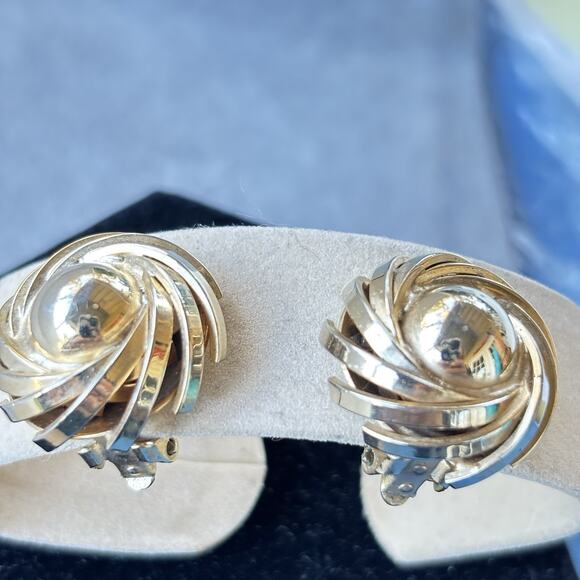 Vintage Gold-tone Spiral Swirl Design Clip On Earrings - Picture 10 of 12